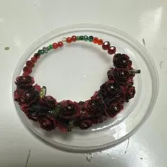 ハンドメイド 赤緑ビーズ 花飾りブレスレット