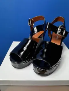 To b. by angés b. 黒エナメルのオープントゥサンダル サイズLのサムネイル