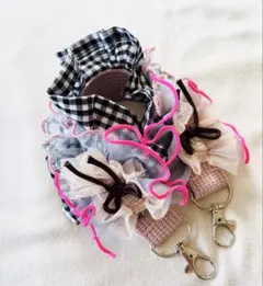 パール×ピンク系フリル×ギンガムチェックハンドストラップ　スマホストラップ