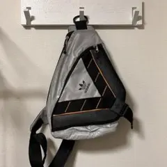 adidas ショルダーバッグ シルバー/ブラック/オレンジ