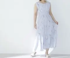 NATURAL BEAUTY BASIC Vネックフラワーティアードワンピースのサムネイル