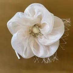 淡いピンクの花形ブローチ