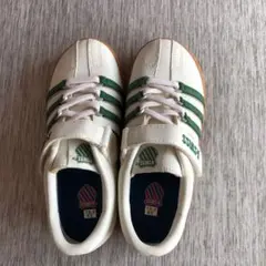 スニーカーのサムネイル