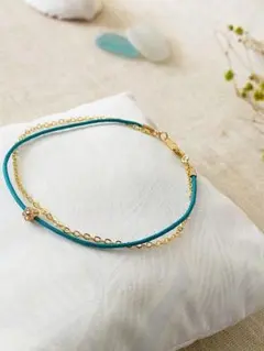 ハンドメイド　ターコイズブルー紐×ゴールドチェーン×小さなフラワーのブレスレット