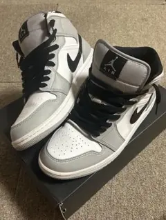 2025年最新】ナイキ エア ジョーダン1 ミッド ライトスモークグレーの