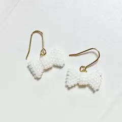 リボンピアス《リボン フロストホワイト》フックピアス ゴールド　ビーズピアス