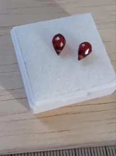 モザンビーク産　ガーネット　穴あり　ビーズ　ドロップ　2つ