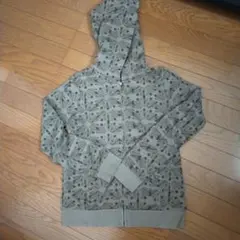 フード付きパーカー 茶色よりのベージュ色かな？