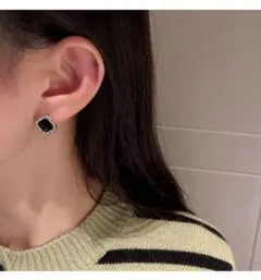 四角ピアス　スクエア型　四角い　四角形　ブラック　ゴールド　上品　華奢　シンプル