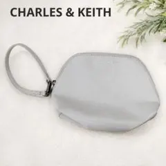 CHARLES & KEITH ポーチ グレー レザー調 クラッチ 美品のサムネイル