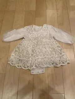 ベビードレス　クリーム色　ロンパース