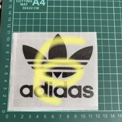 adidas アイロンプリントシート　ブラックグリッター