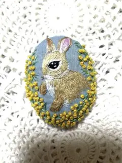 刺繍　くるみ　ボタン　ブローチ　ハンドメイド　ミモザとうさぎ　花言葉は感謝