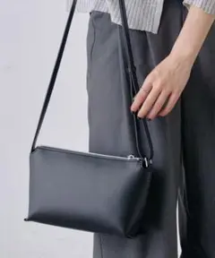 美品COLONY 2139 ジップミニショルダーバッグ