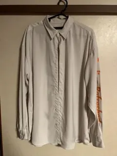 ユニークなバックプリントの長袖シャツ