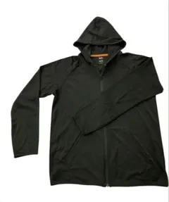 UNIQLO 黒のジップアップパーカー