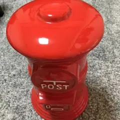 郵便ポスト型の貯金箱