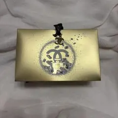 CHANEL チャーム付きゴールドギフトボックス