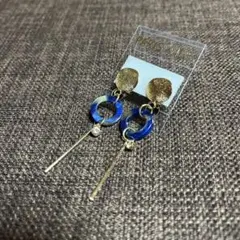 ⭐️新品　未使用⭐️ ゴールド×ブルー　イヤリング　ネジバネ式　揺れるデザイン