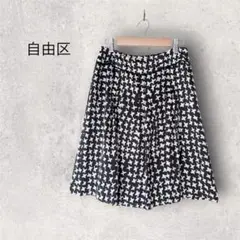 【美品】自由区 総柄 フレアスカート モノトーン シフォン 38 M オンワードのサムネイル