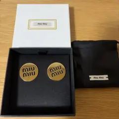 つ*き様 MIU MIU ロゴピアス ゴールド ブラック 両耳用 - メルカリ