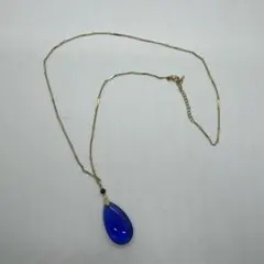 ガーネットと青いガラスのネックレス