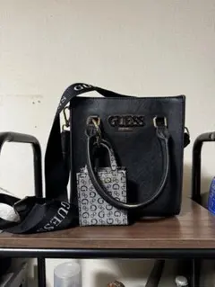 GUESS ハンドバッグ チャーム付き