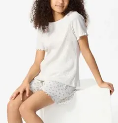 ユニクロ　パジャマ 上下セット　140cm　ライトグレー　女の子のサムネイル