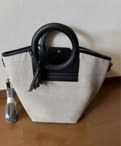 グレーと黒のカゴ型バッグ