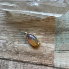 プレシャスオパール オーバルペンダントトップ　エチオピア産　2.5cm