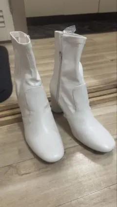 ホワイトロングブーツ ジッパー付き 太ヒール