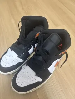 NIKE Air Jordan 1 Mid ブラック オレンジ ホワイトのサムネイル