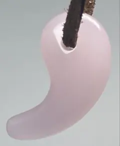 ピンク水晶(ローズクォーツ)勾玉気運上昇御守りペンダントネックレスになります