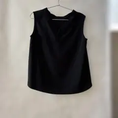 黒のノースリーブシャツ Vネック