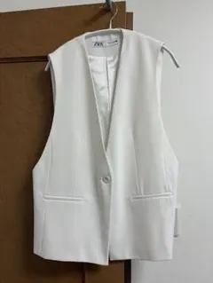 ZARA ホワイト ベスト ジレのサムネイル