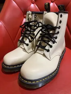 Dr. Martens クリーム色 8ホール