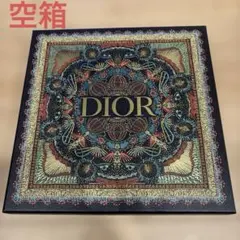 Dior 期間限定ギフト箱 空箱　装飾的なデザイン　26×26センチ