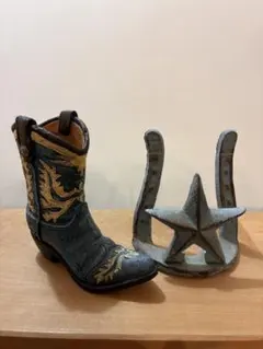 ウエスタンブーツと星形ホースシューの置物