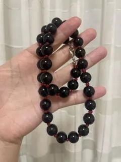 黒と赤のビーズネックレス