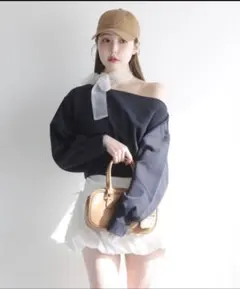 オフショルトップス