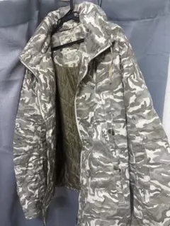 売り尽くし　AVIREX 迷彩柄 ジャケット Lのサムネイル
