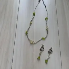 緑色ビーズのネックレスとイヤリングセット