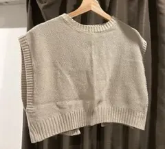 ベージュ ノースリーブ バックスリットニットベスト