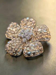 フォクシー ブローチ シャンパン 26645 BROOCH “FLEUR” - メルカリ
