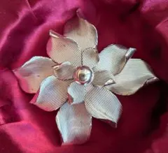 シルバーカラー 大輪の花 風に揺れる花びら ブローチ USAヴィンテージ
