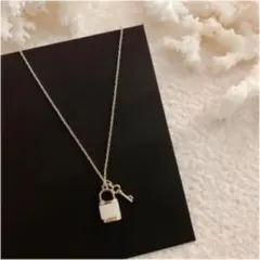 鍵　南京錠　キーモチーフネックレスのサムネイル