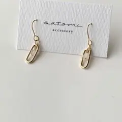 ホワイトムーンストーンとメタルパーツのピアス/イヤリング