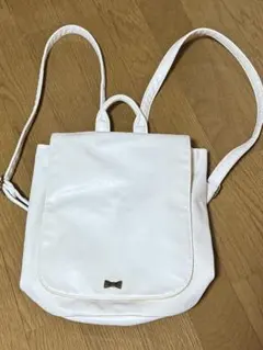 ホワイト　リボン金具付き　リュック　キレイめ