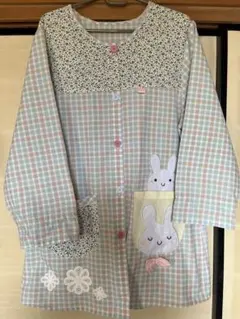 保育士ウサギ刺繍のエプロン