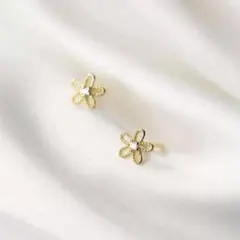 No89 ミニ フラワー ピアス［ゴールド］金属アレルギー対応 高品質